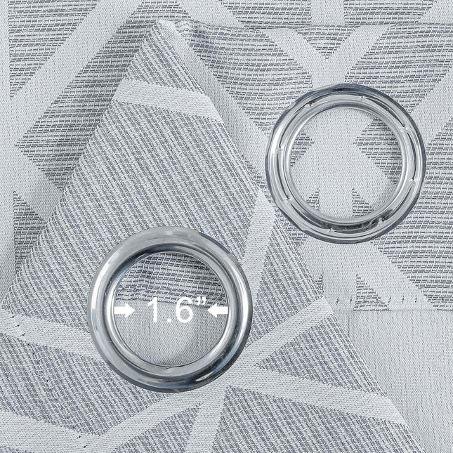 Vaaleanharmaa pimennysverho geometrisella kuviolla