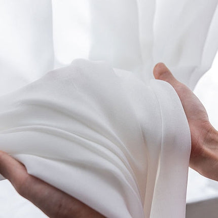 Ajaton yksivärinen valkoinen valkoverho