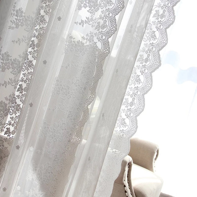 Valkoinen kukkakuvioinen pitsinen valkoverho