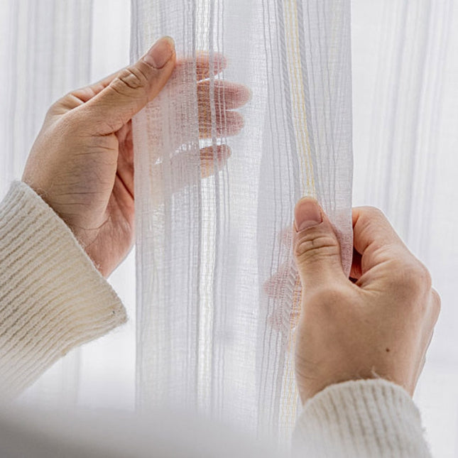 Raidallinen ohut verho tarranauhakiinnityksellä