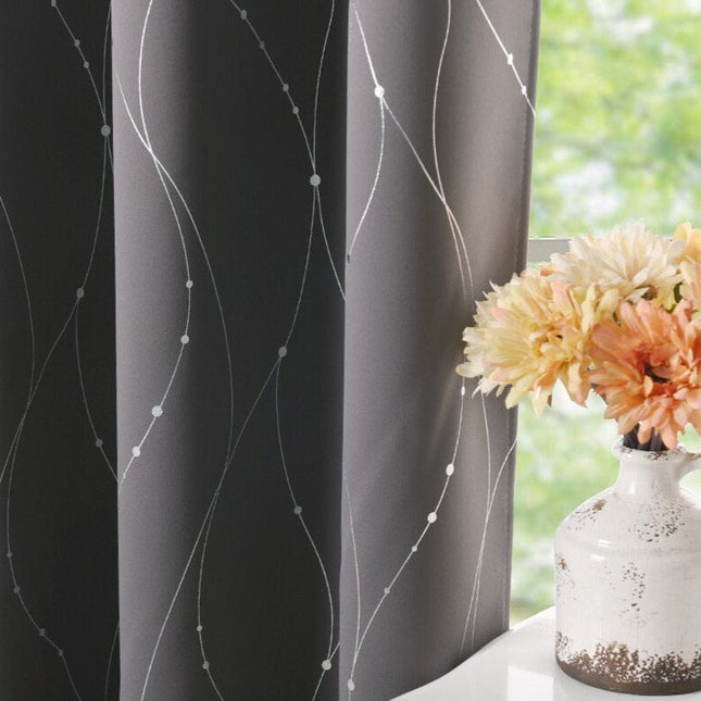 Harmaa pimennysverho hopeisilla raidoilla