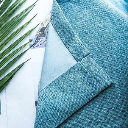 Sininen verho beigellä yläreunalla