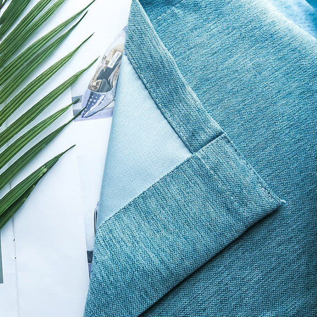 Sininen verho beigellä yläreunalla