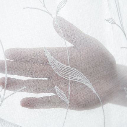 Kirjailtu valoverho ohuella kasvi-kuviolla