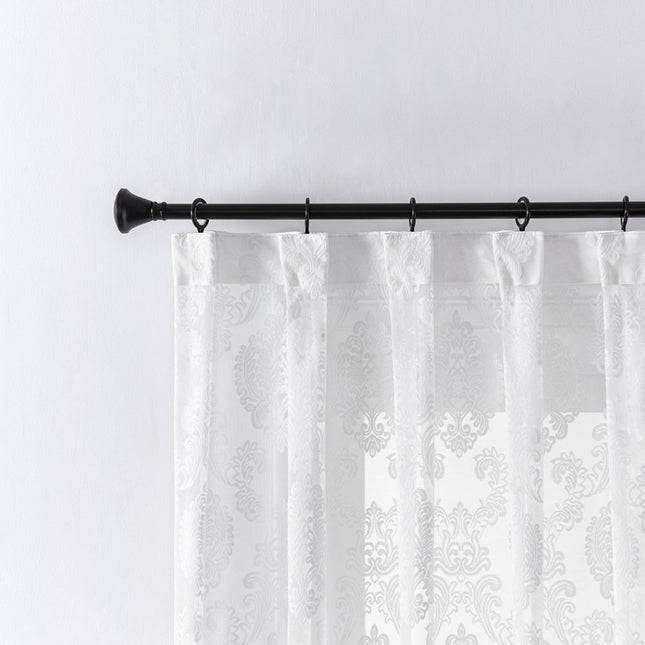 Elegantti valkoinen valoverho damastikuviolla