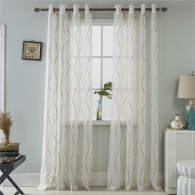 Läpikuultava verho aaltoilevilla pystyraidoilla