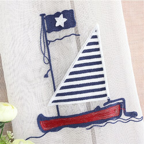 Kirjailtu valoverho purjevene-aiheella