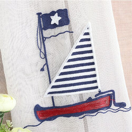 Kirjailtu valoverho purjevene-aiheella