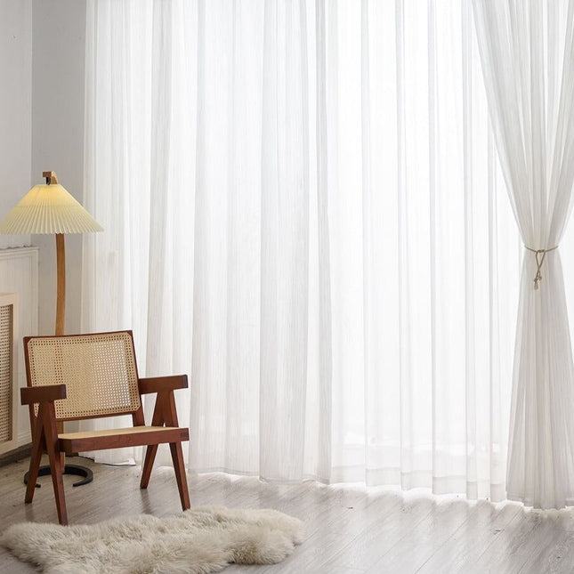 Moderni raidallinen valoverho olohuoneeseen