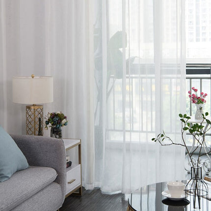 Valkoinen kimalteleva läpikuultava valkoverho