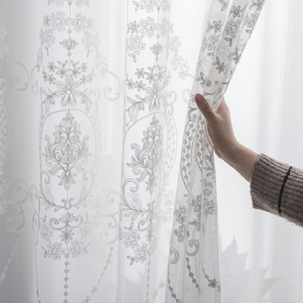 Valkoinen valoverho klassisella kirjailulla