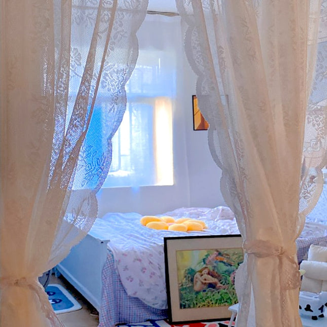 Kukkakuvioinen pitsiverho keittiön ikkunaan