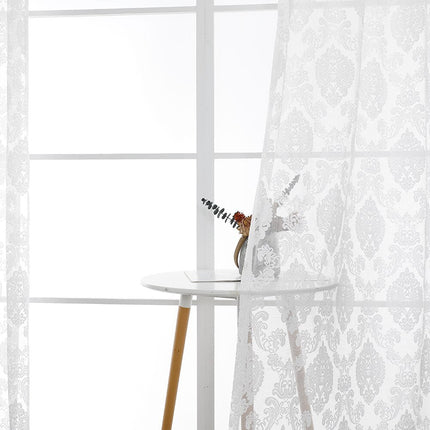 Valkoinen valoverho klassisella damaskikuviolla