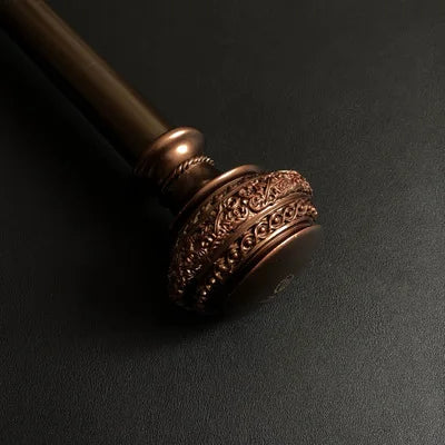 Koristeellinen verhotanko antiikkisella viimeistelyllä