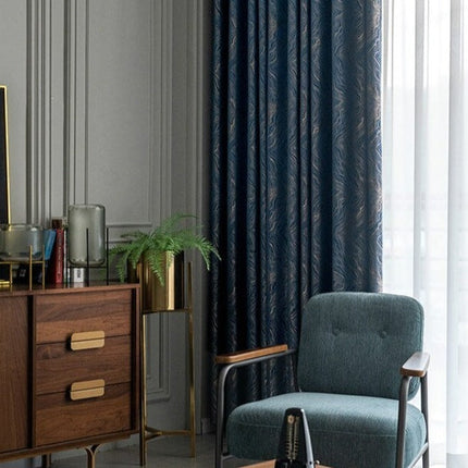 Yönsininen pimennysverho abstraktilla kuviolla