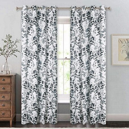 Valkoinen verho vihreällä kukkakuviolla