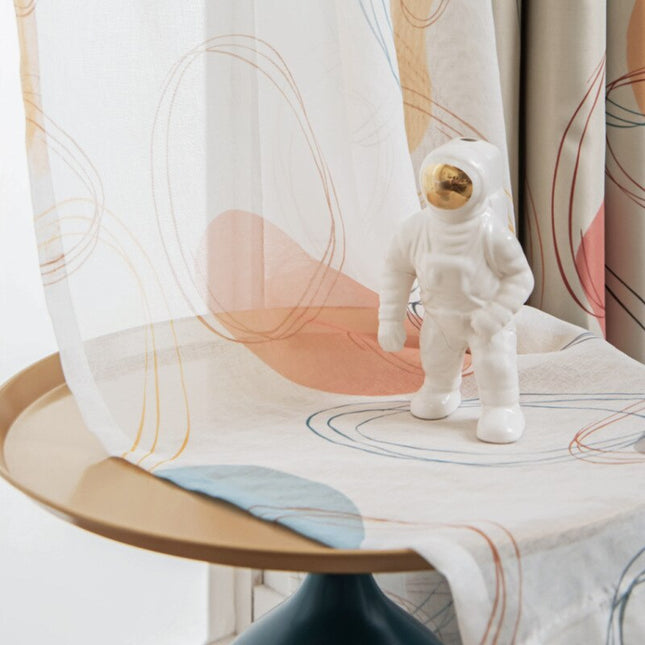 Okranvärinen verho abstrakteilla muodoilla