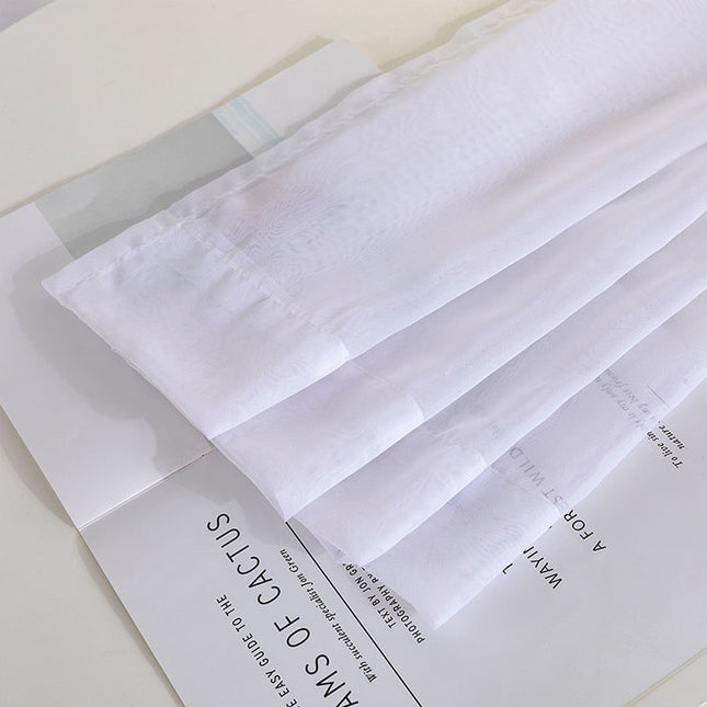 Läpikuultava tylliverho purjerenkailla olohuoneeseen