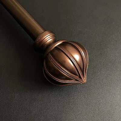 Koristeellinen verhotanko antiikkisella viimeistelyllä