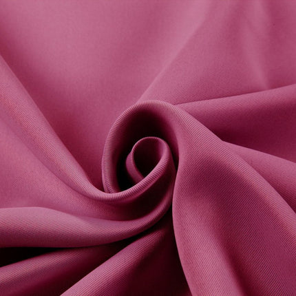 Paksu pimennysverho makuuhuoneen ikkunaan