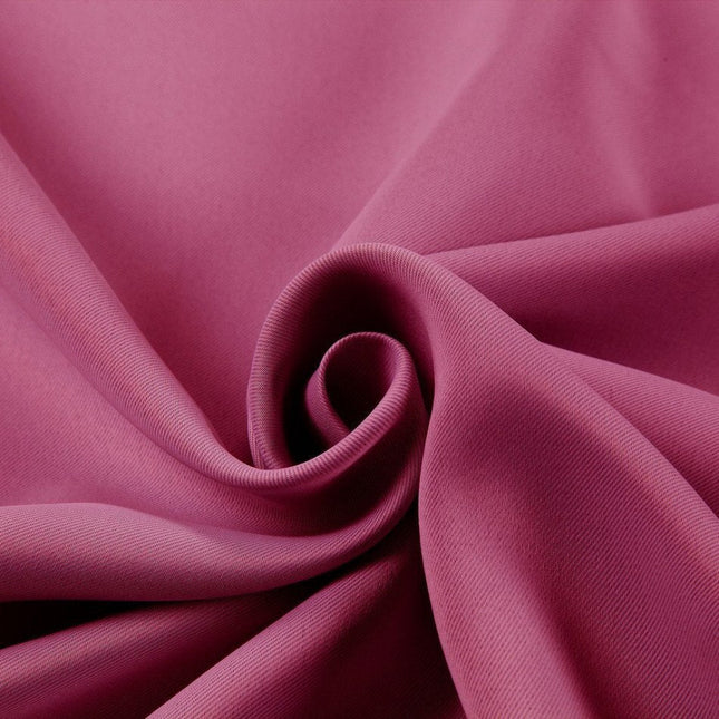 Paksu pimennysverho makuuhuoneen ikkunaan