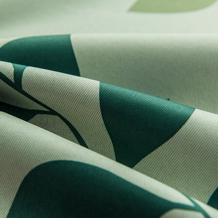 Vihreä verho suurilla lehtikuvioilla