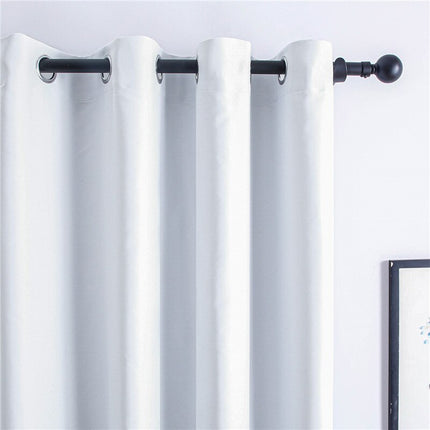 Valkoinen pimennysverho sirkkarenkailla makuuhuoneeseen