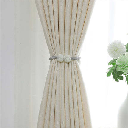 Tyylikäs beige pimennysverho olohuoneeseen