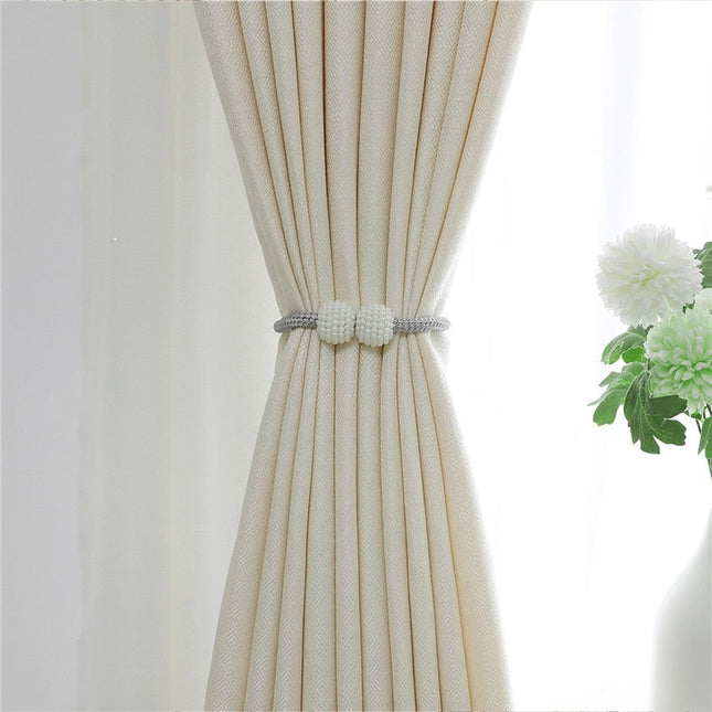 Tyylikäs beige pimennysverho olohuoneeseen