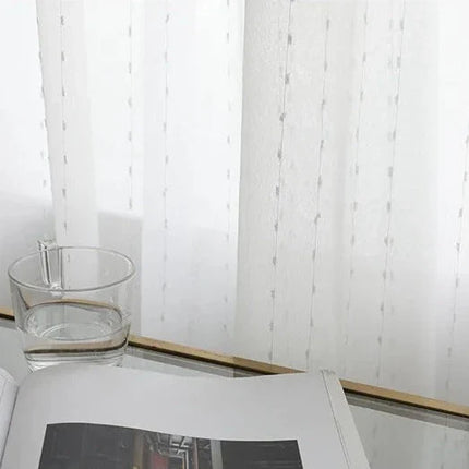 Valoverho kauniilla pilkkukuviolla