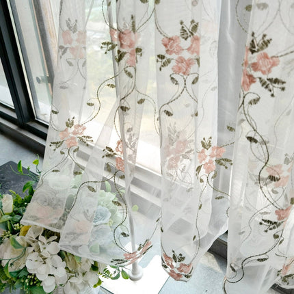 Maalaisromanttinen kappaverho keittiön ikkunaan