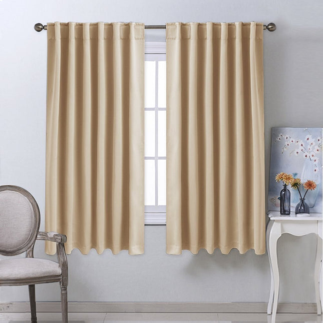 Yksivärinen pimennysverho makuuhuoneen ikkunaan