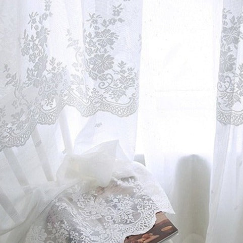 Valkoinen kukkakuvioinen pitsinen valkoverho
