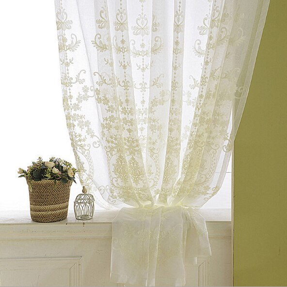 Elegantti valkoverho klassisella kuviolla