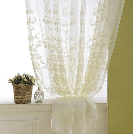 Elegantti valkoverho klassisella kuviolla