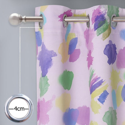 Värikäs lastenhuoneen verho abstraktilla kuviolla