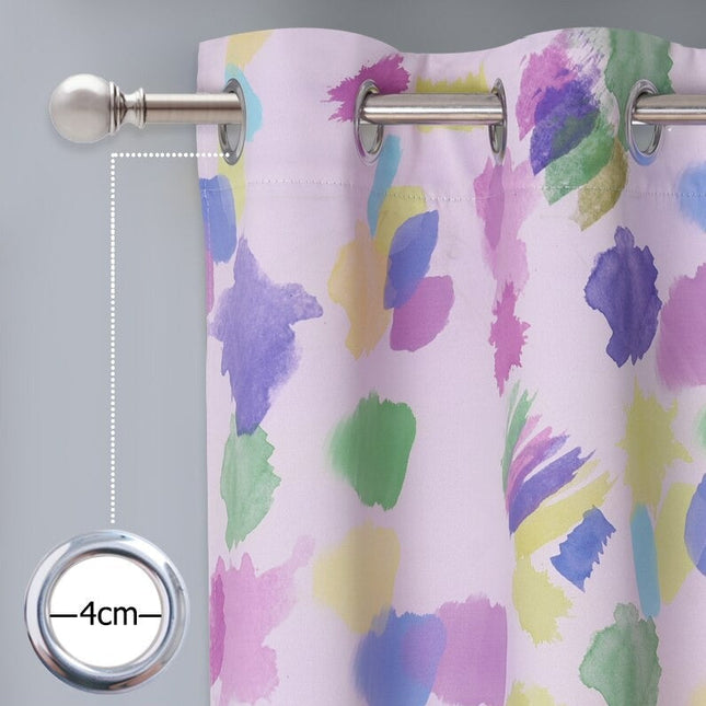 Värikäs lastenhuoneen verho abstraktilla kuviolla