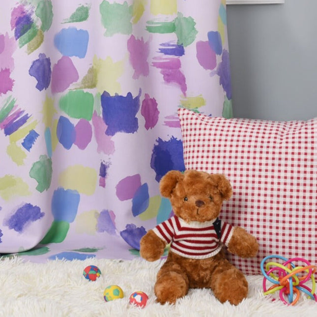 Värikäs lastenhuoneen verho abstraktilla kuviolla