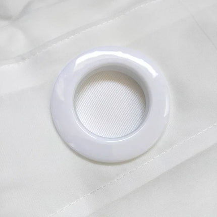 Yksivärinen valkoinen valoverho olohuoneeseen