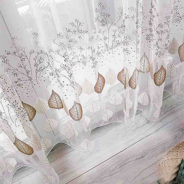 Ohut valoverho kahvinruskealla lehtikuviolla
