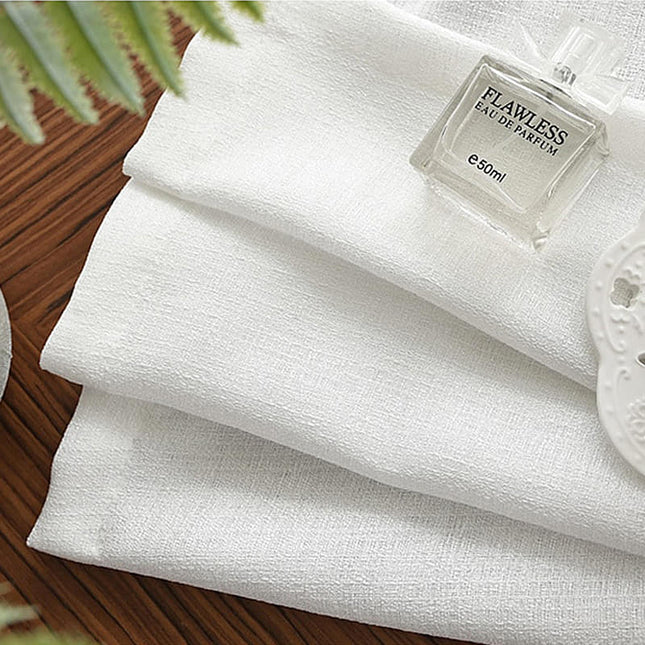 Yksinkertainen valkoinen valoverho makuuhuoneeseen