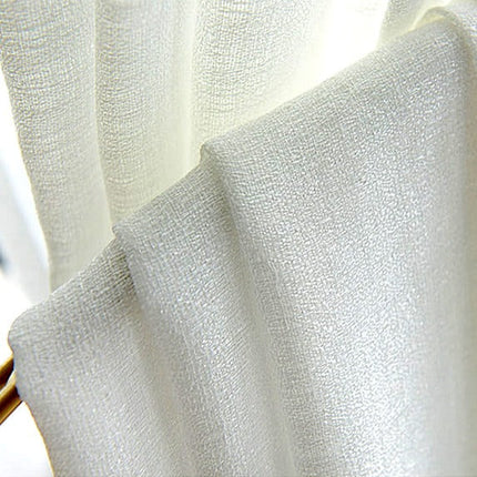 Yksinkertainen valkoinen valoverho makuuhuoneeseen