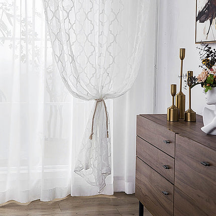 Valkoinen valkoverho marokkolaisella kuviolla