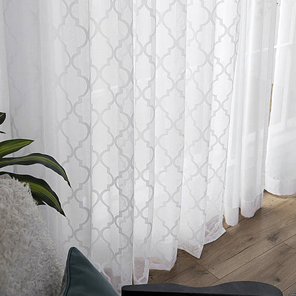 Valkoinen valkoverho marokkolaisella kuviolla