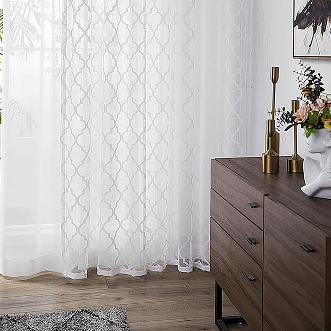 Valkoinen valkoverho marokkolaisella kuviolla