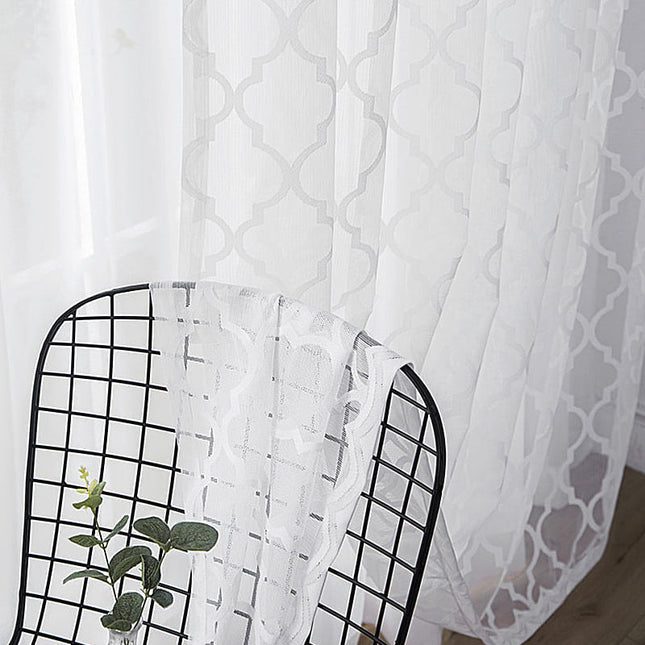 Valkoinen valkoverho marokkolaisella kuviolla