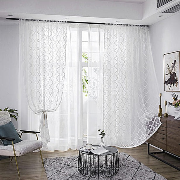 Valkoinen valkoverho marokkolaisella kuviolla