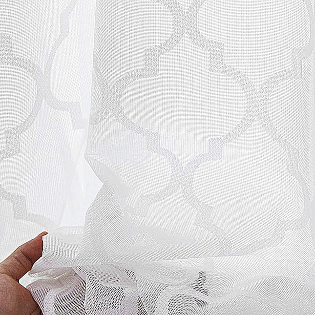 Valkoinen valkoverho marokkolaisella kuviolla