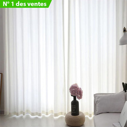 Yksinkertainen valkoinen valoverho makuuhuoneeseen