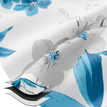 Valkoinen verho sinisellä kukkakuviolla